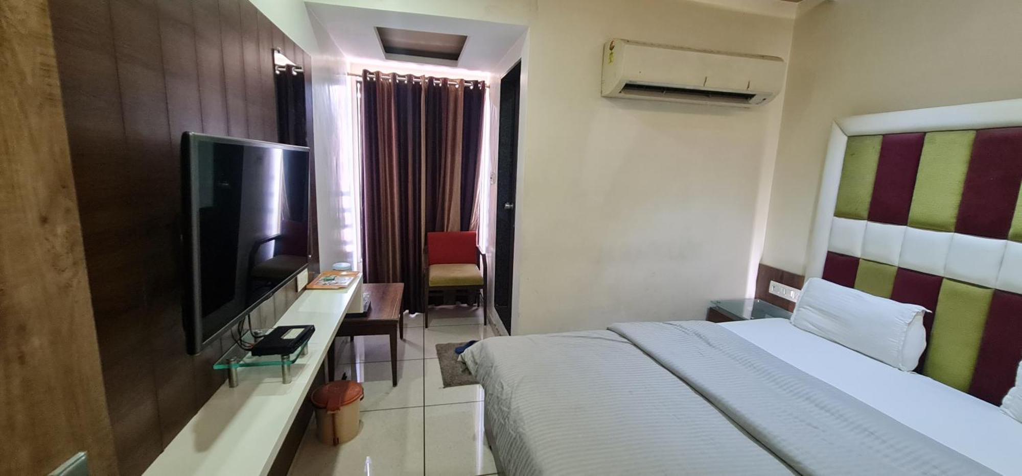 Hotel Zenith Сурат Екстер'єр фото