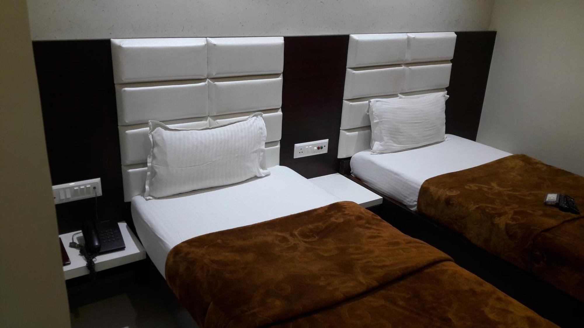 Hotel Zenith Сурат Екстер'єр фото