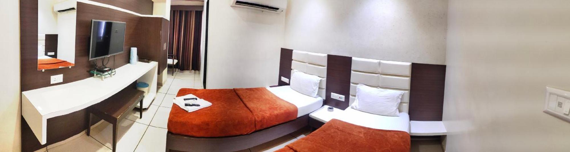 Hotel Zenith Сурат Екстер'єр фото