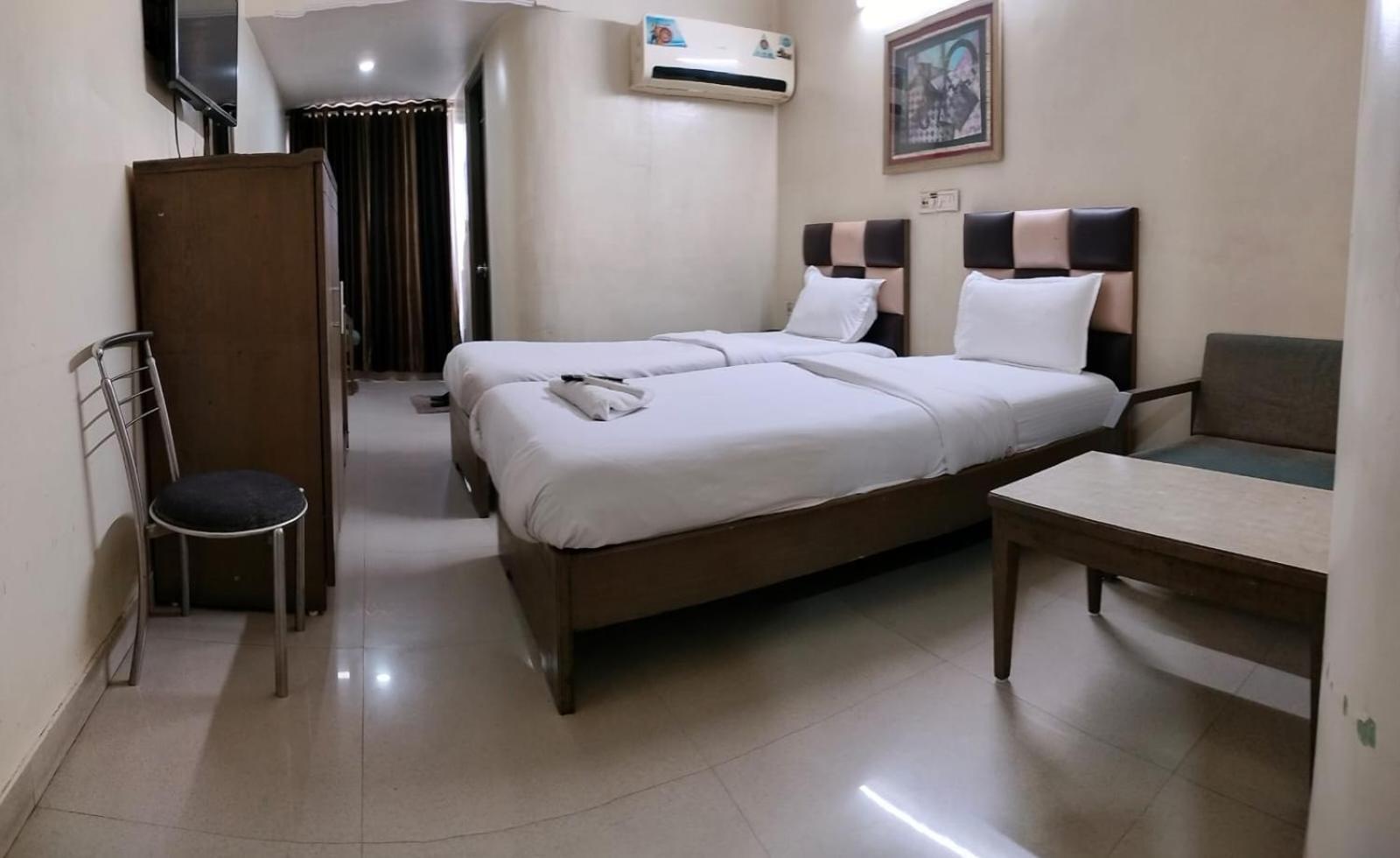 Hotel Zenith Сурат Екстер'єр фото