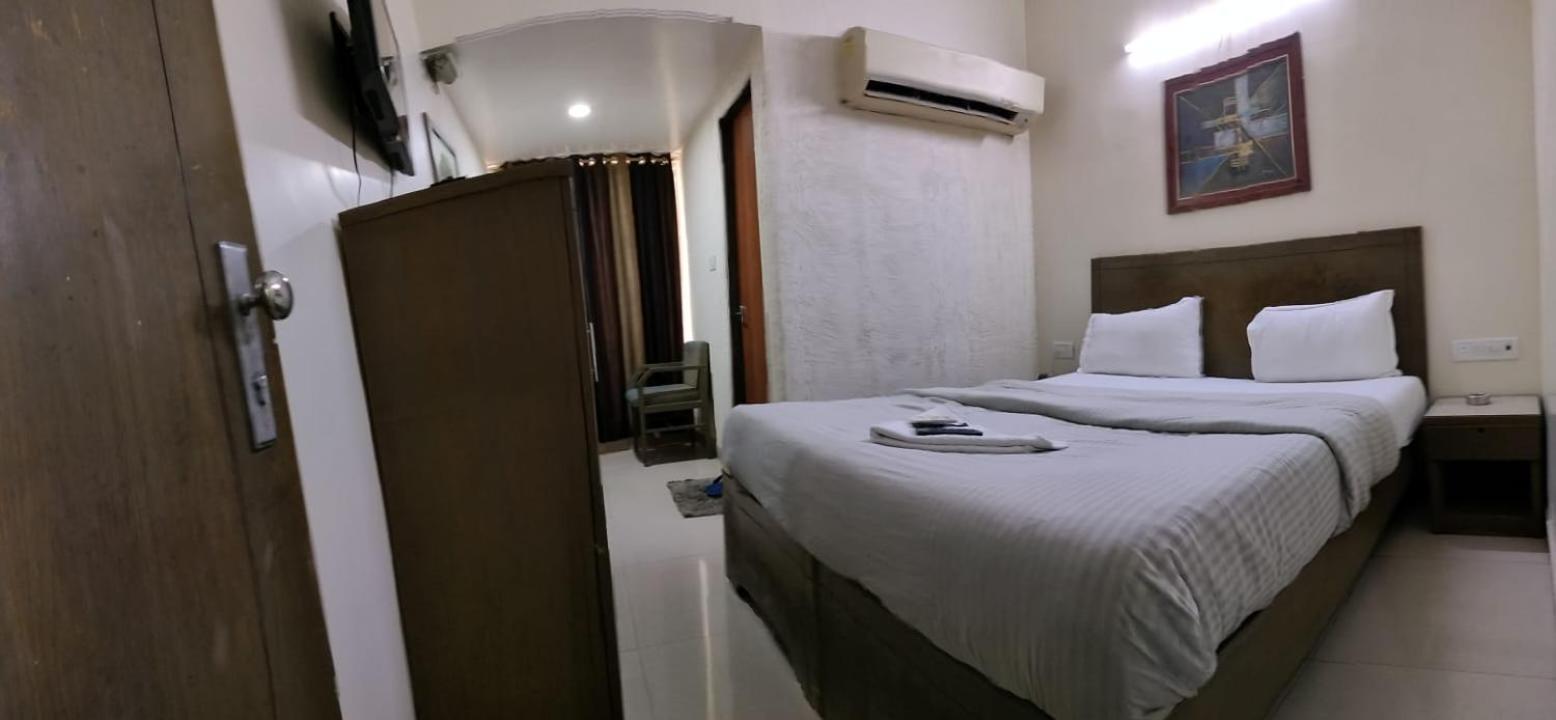 Hotel Zenith Сурат Екстер'єр фото