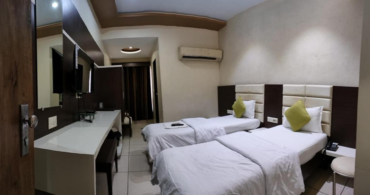 Hotel Zenith Сурат Екстер'єр фото