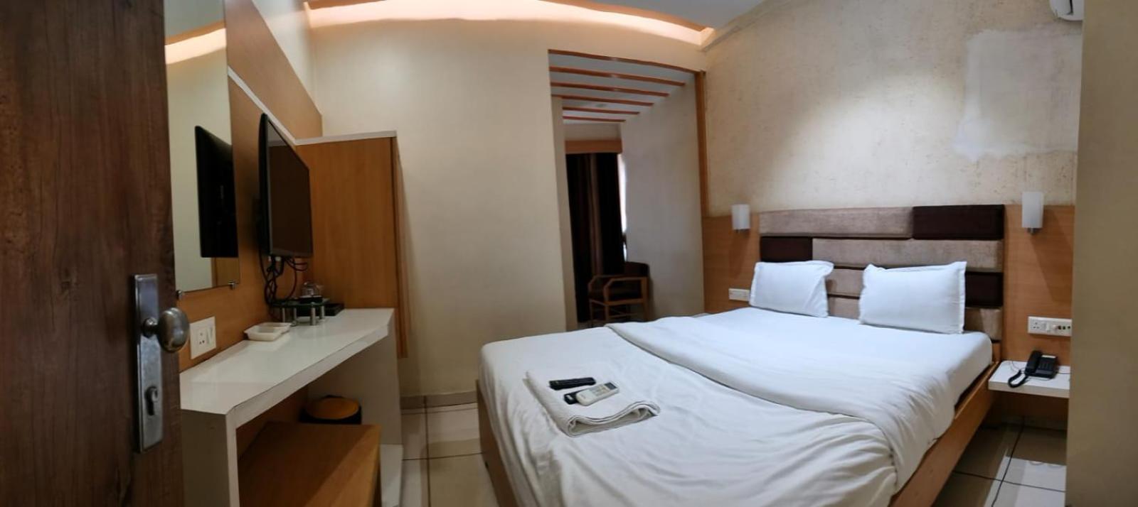 Hotel Zenith Сурат Екстер'єр фото