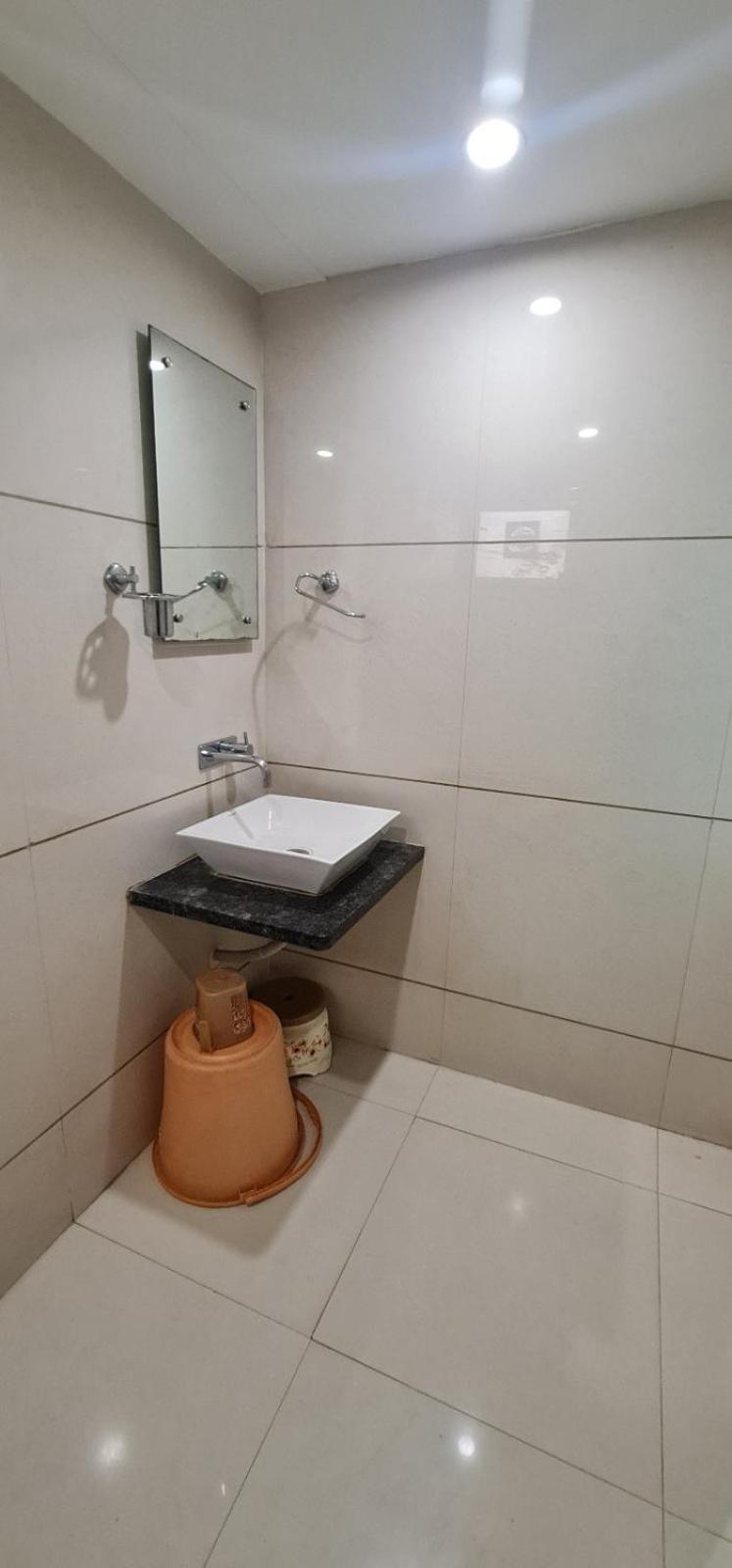 Hotel Zenith Сурат Екстер'єр фото
