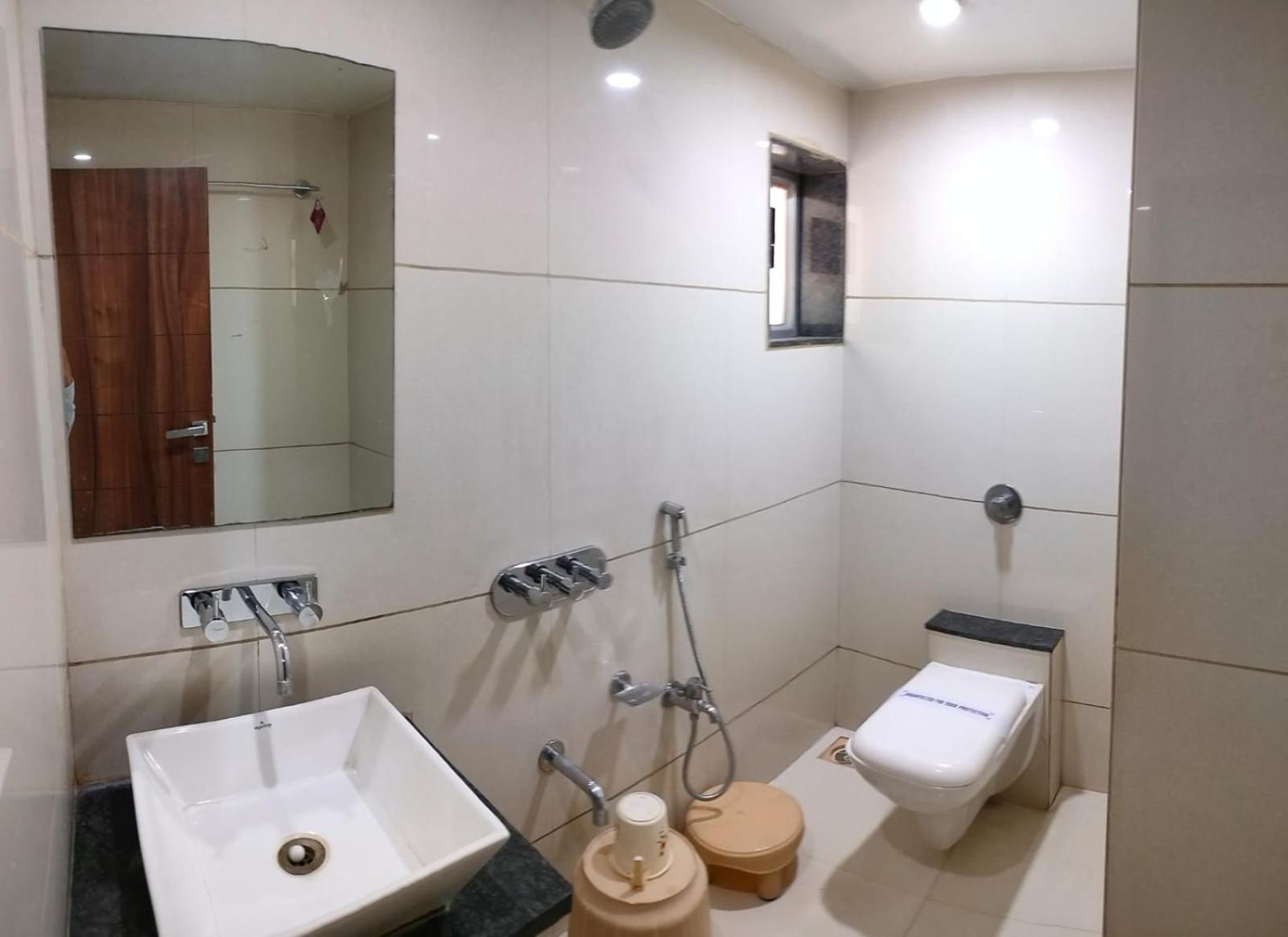 Hotel Zenith Сурат Екстер'єр фото