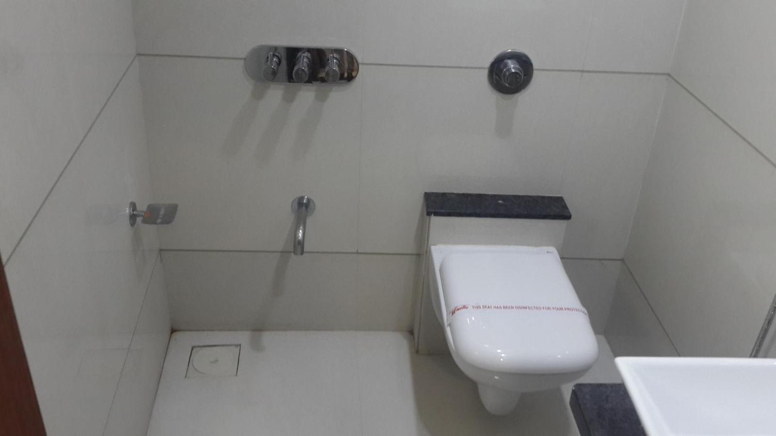 Hotel Zenith Сурат Екстер'єр фото