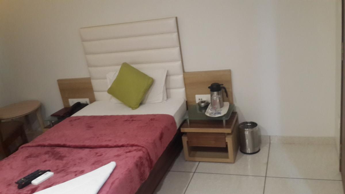 Hotel Zenith Сурат Екстер'єр фото