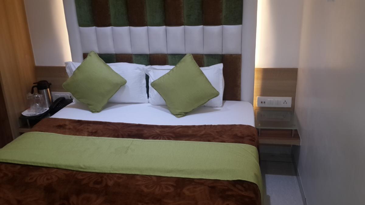 Hotel Zenith Сурат Екстер'єр фото