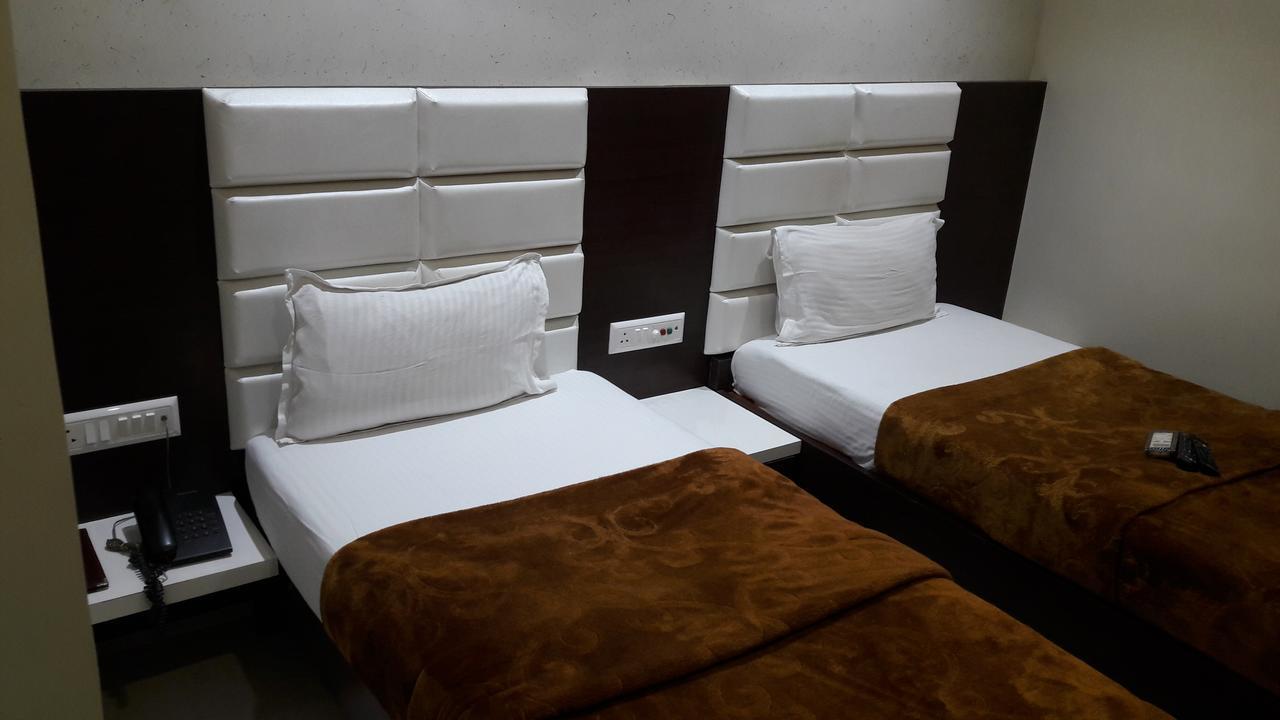 Hotel Zenith Сурат Екстер'єр фото