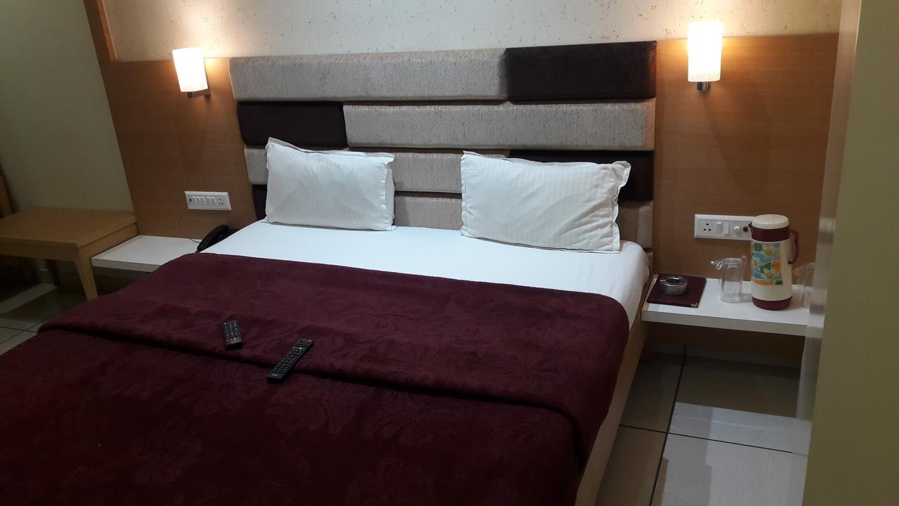 Hotel Zenith Сурат Екстер'єр фото