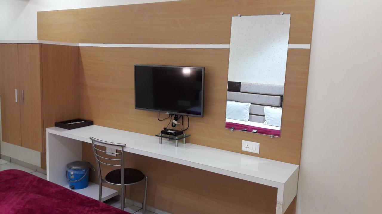 Hotel Zenith Сурат Екстер'єр фото