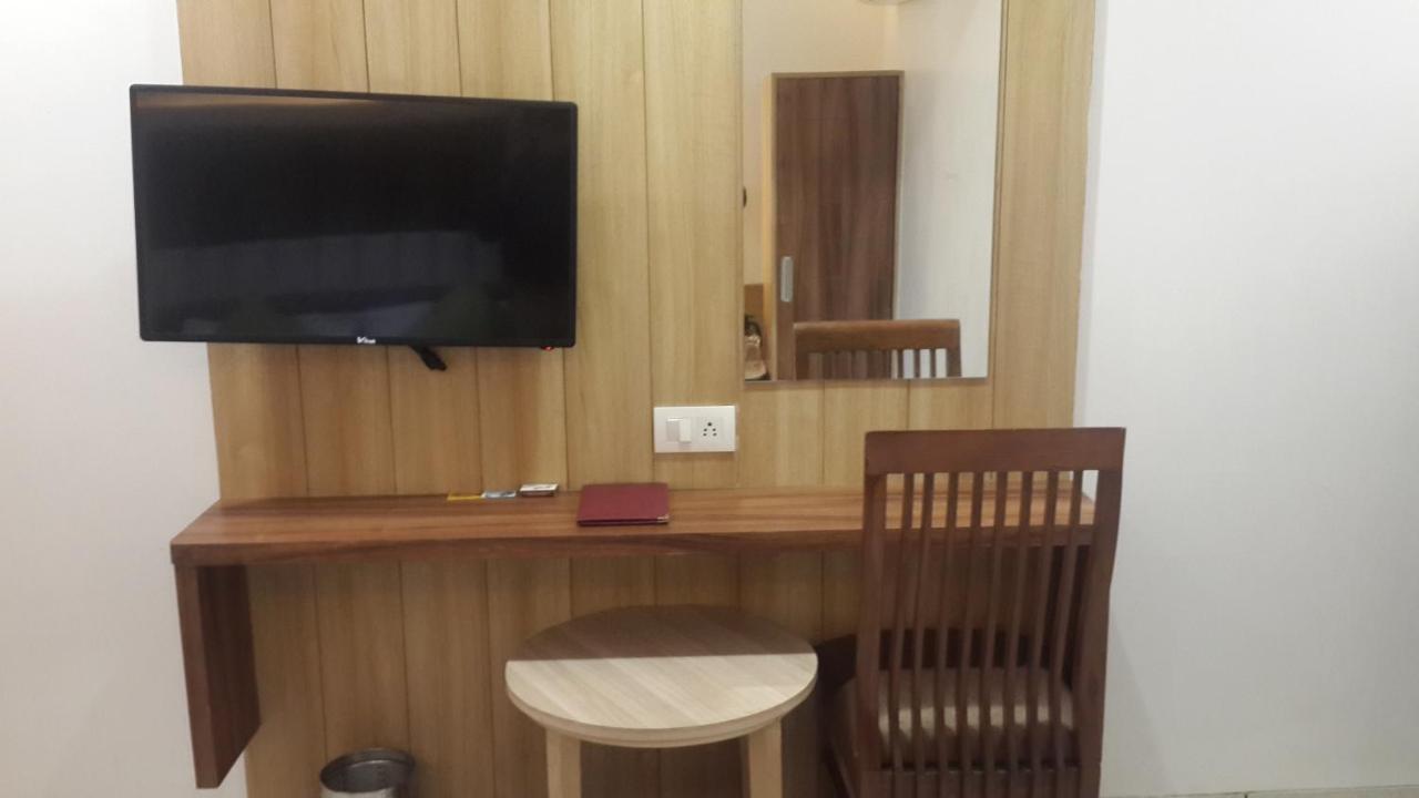 Hotel Zenith Сурат Екстер'єр фото